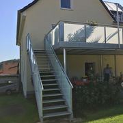 verzinkte Balkonanlage mit Glasgeländer im XL-Form verzinkte Balkonanlage mit Glasgeländer im XL-Form